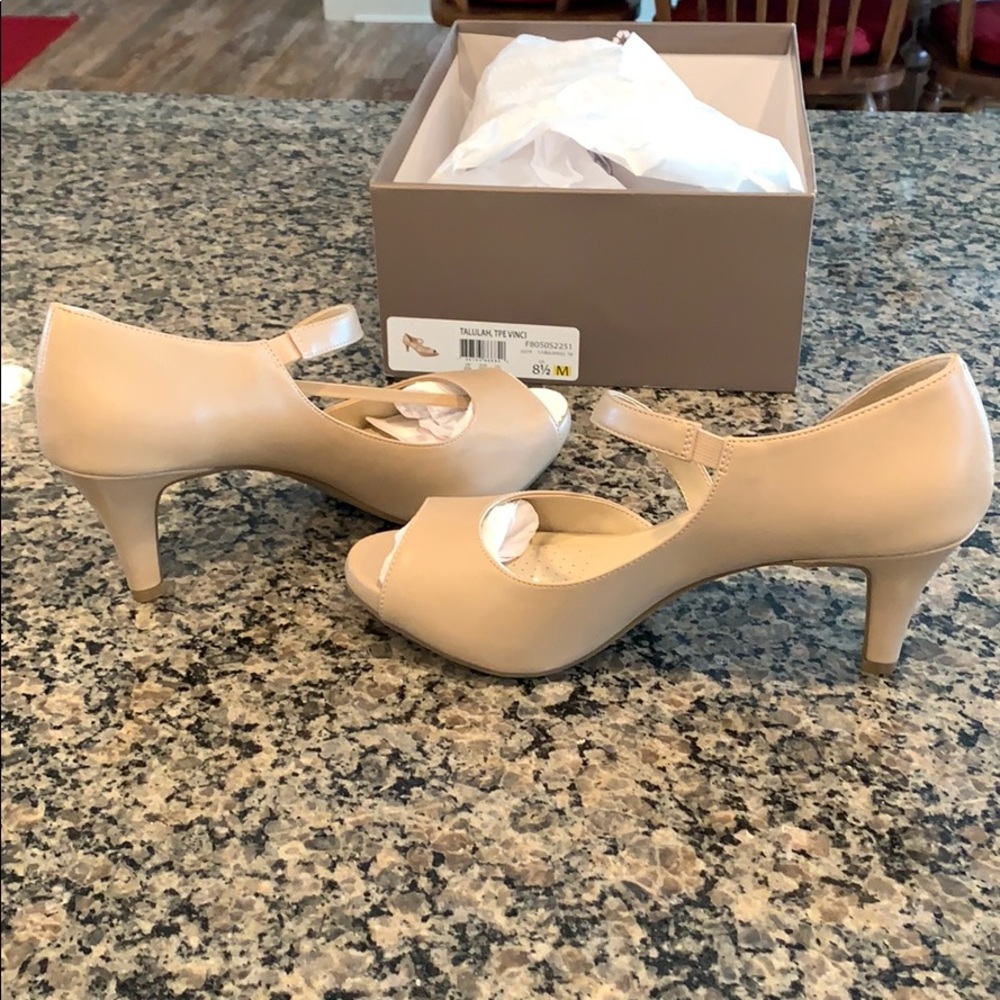 New in Box Life Stride 8.5 M women’s heels